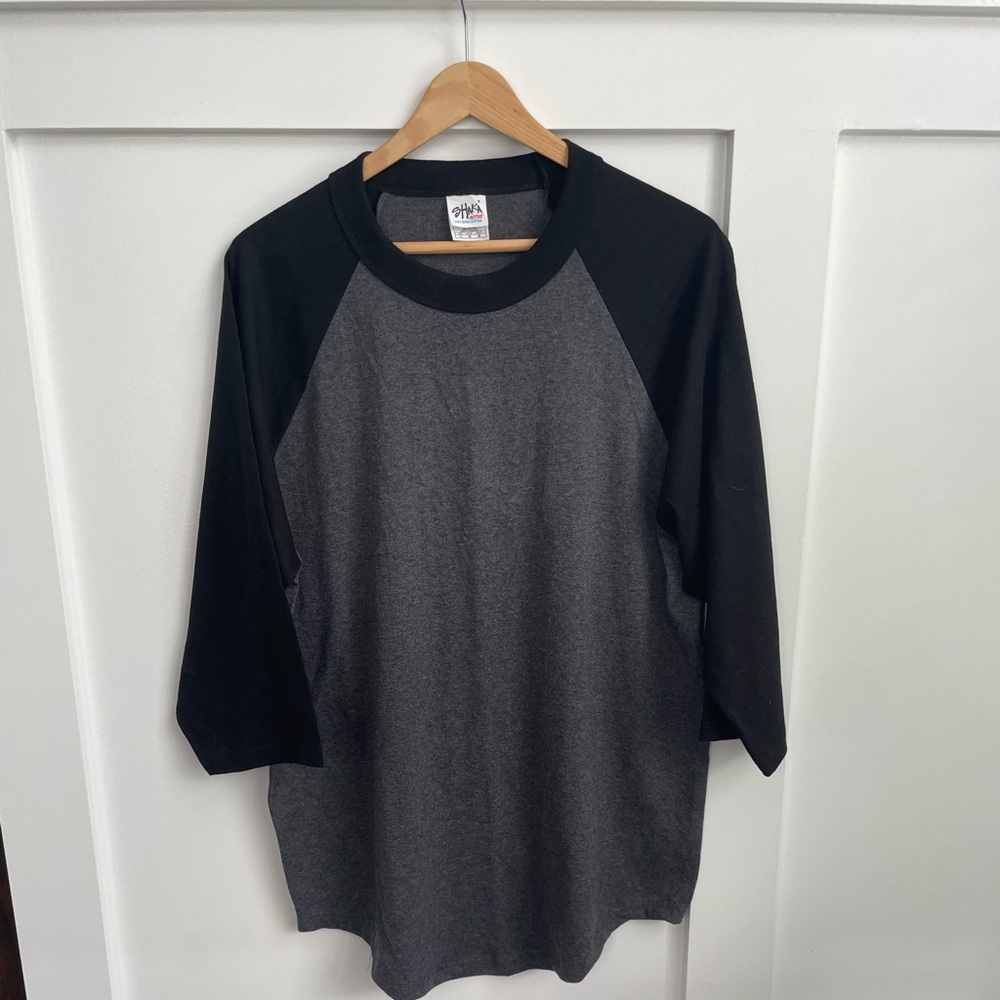 Gray and black baseball tee sz L